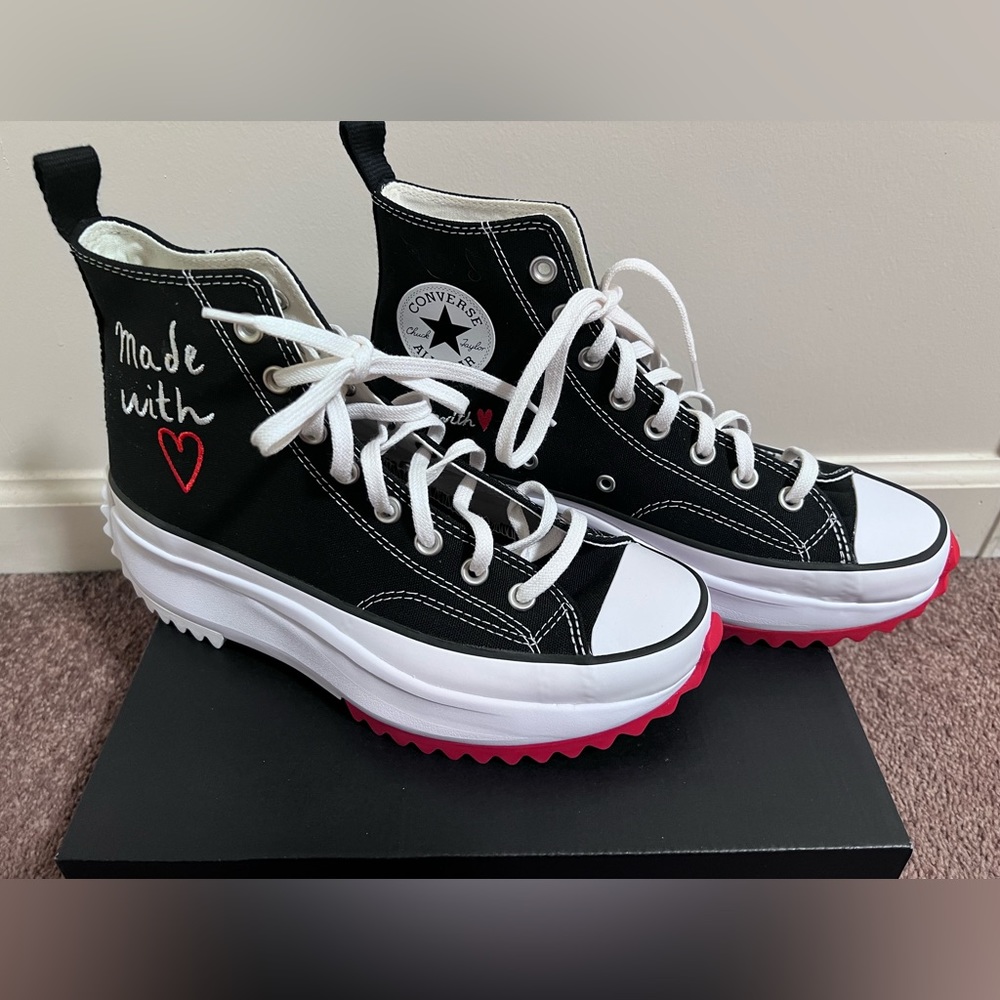 Unisex converse sneaker men’s 8.5 woman’s 10 black, red, and white.